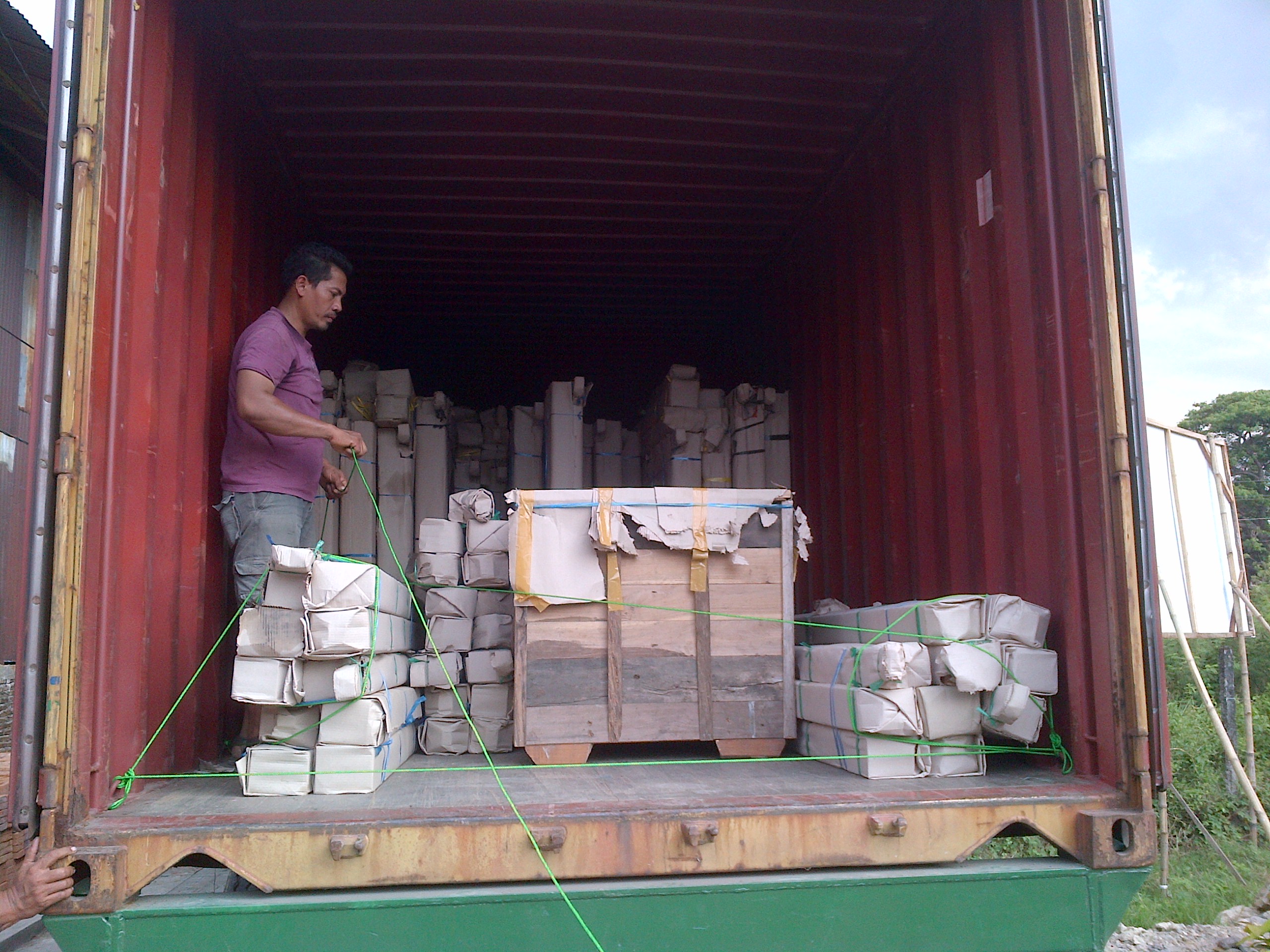 Load: The container is loaded in sequence and checked.