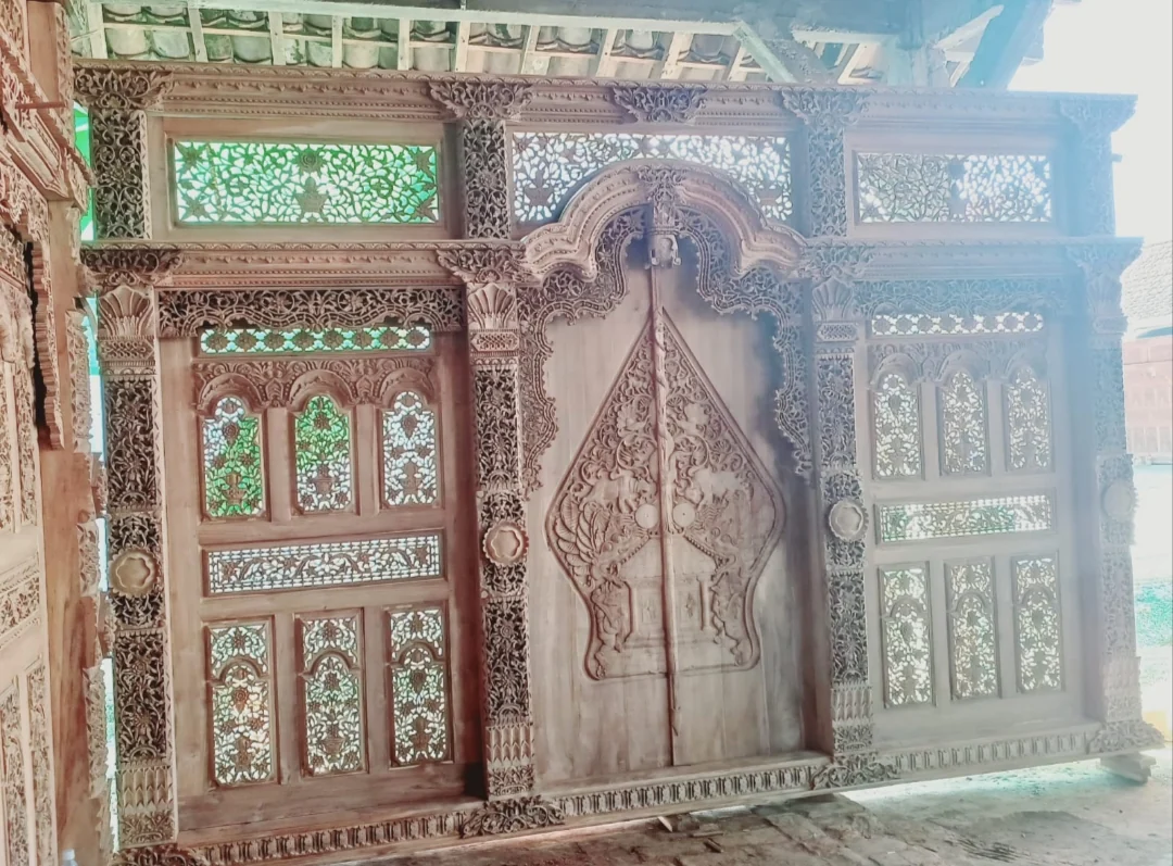 Wide carved door and window set in the Tanarupa portfolio