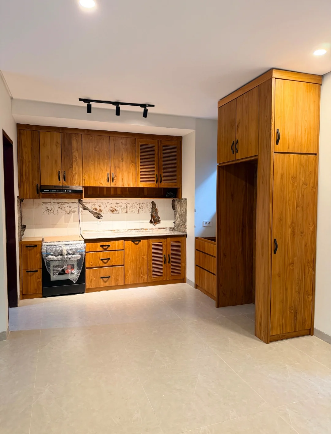 Installed kitchen wide view in the Tanarupa portfolio