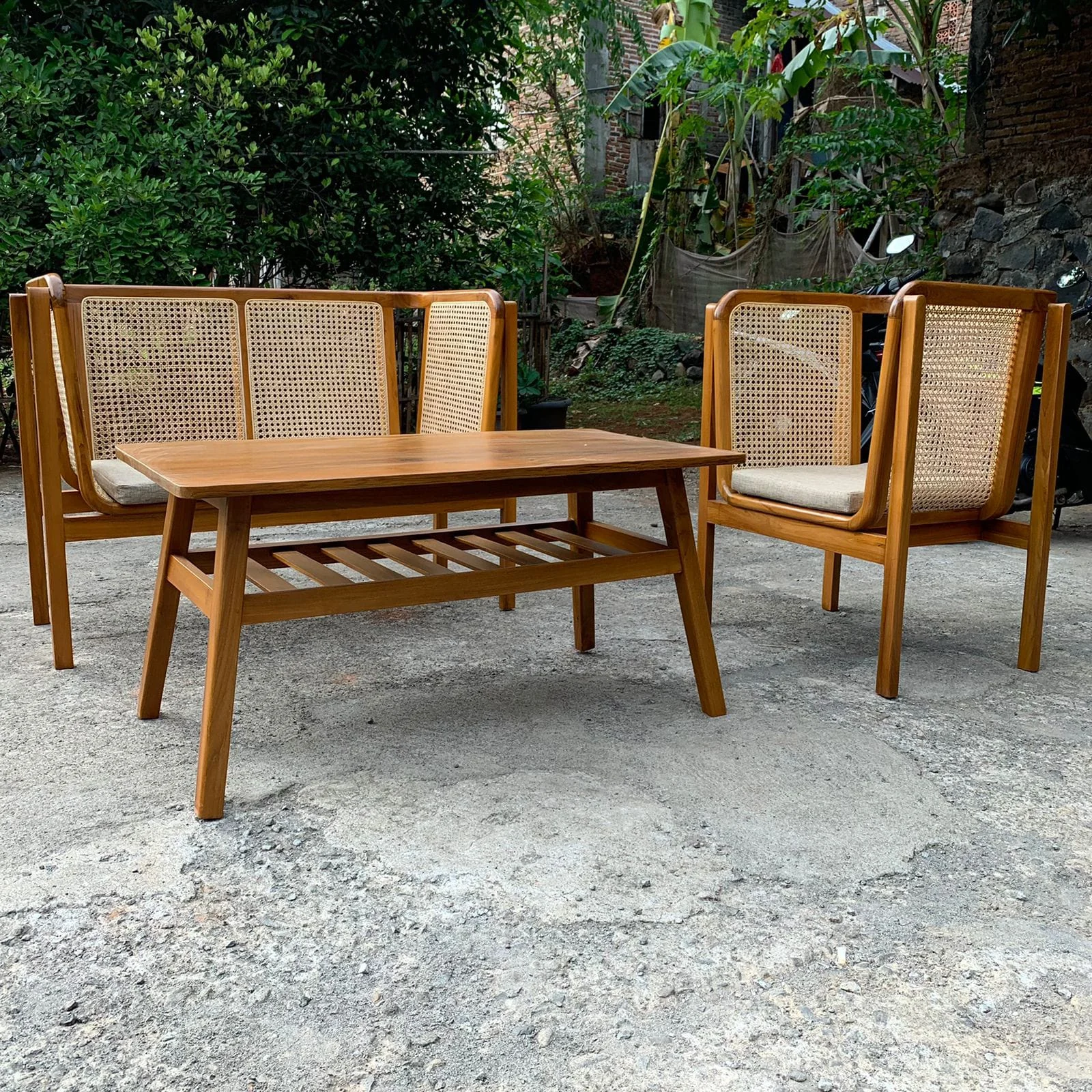 Outdoor seating set in the Tanarupa portfolio