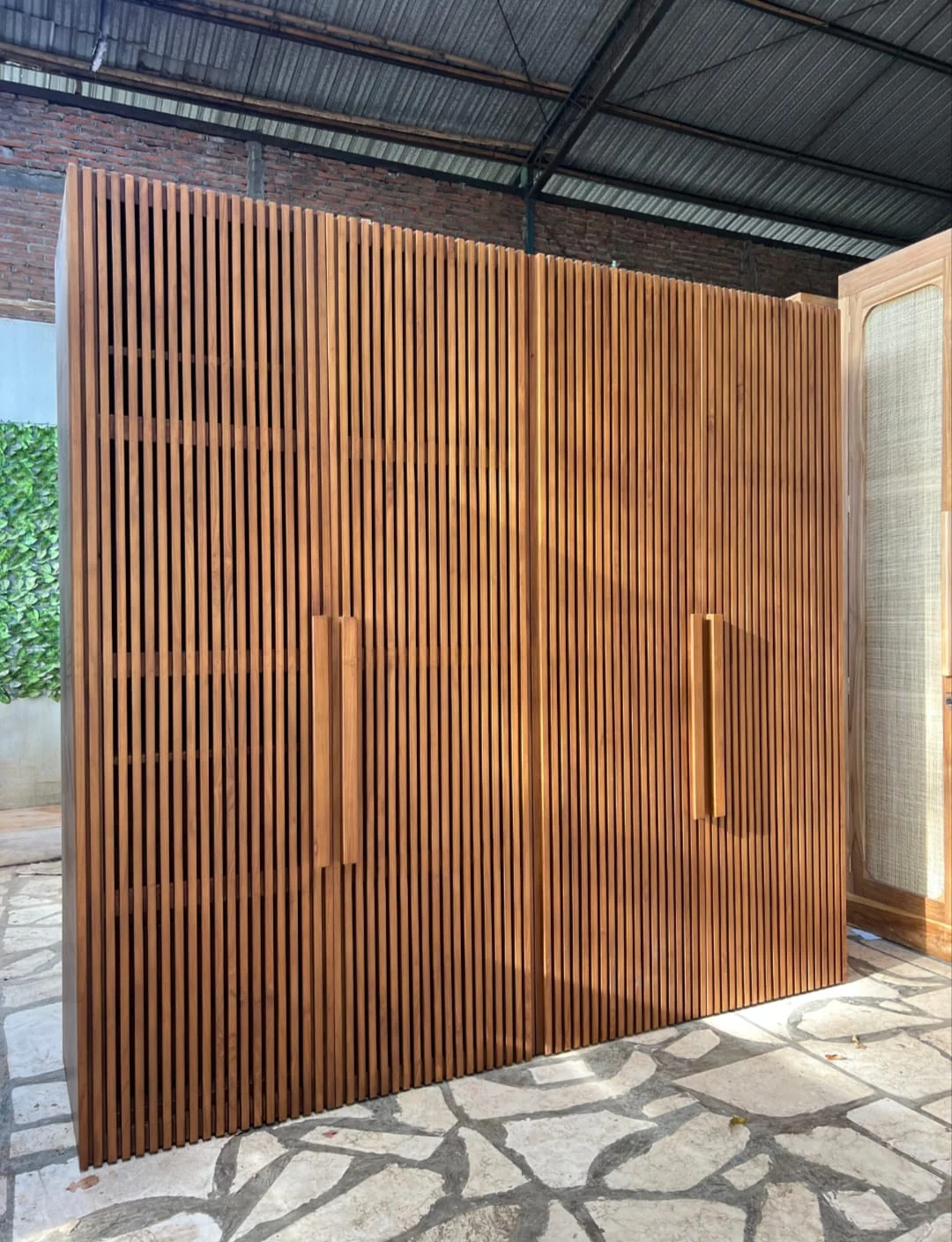 Closed ribbed wardrobe in the Tanarupa portfolio