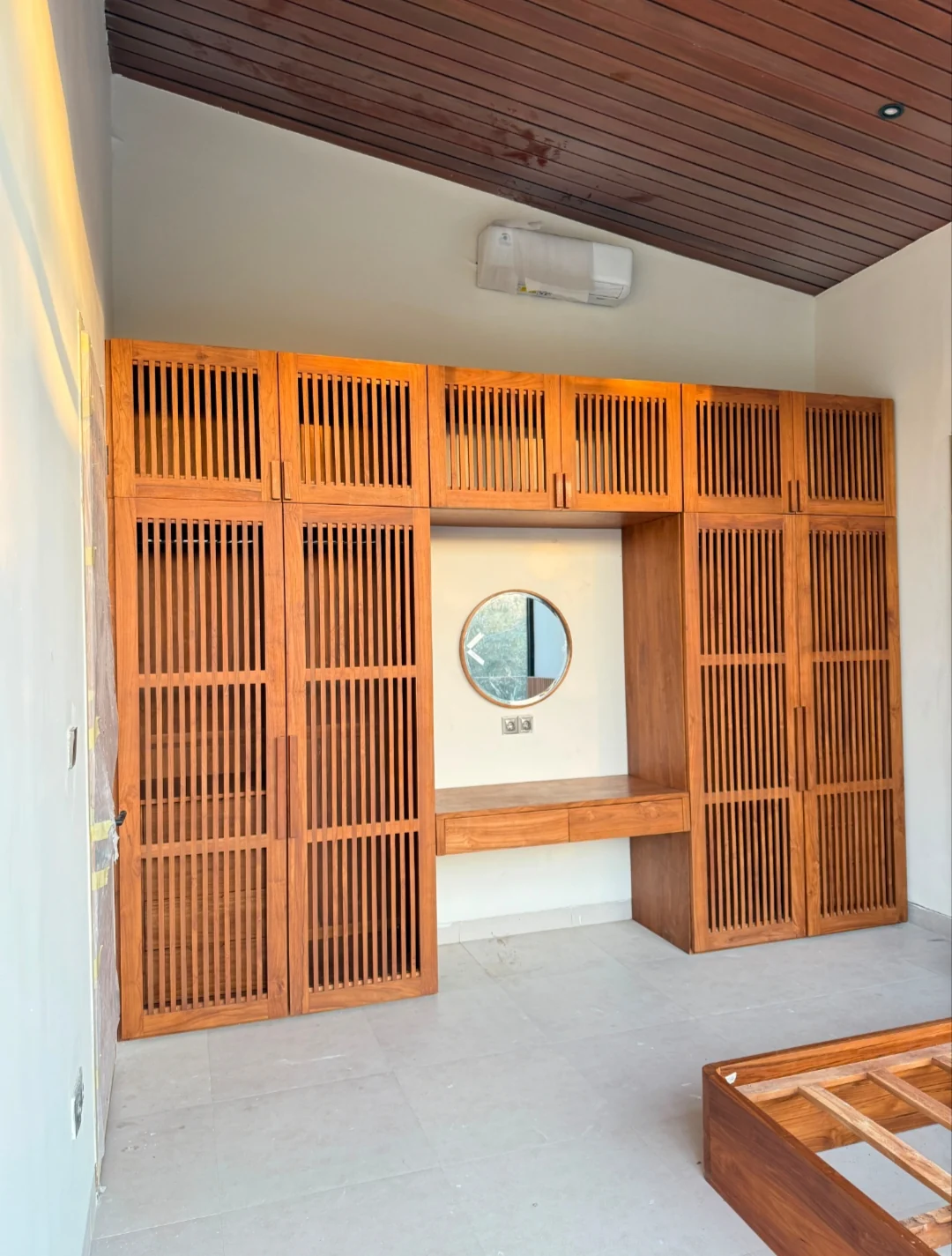 Integrated wall storage and desk in the Tanarupa portfolio